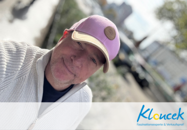 Bernhard Kloucek mit einer rosa Kappe schaut in seine Handykamera und macht ein Selfie