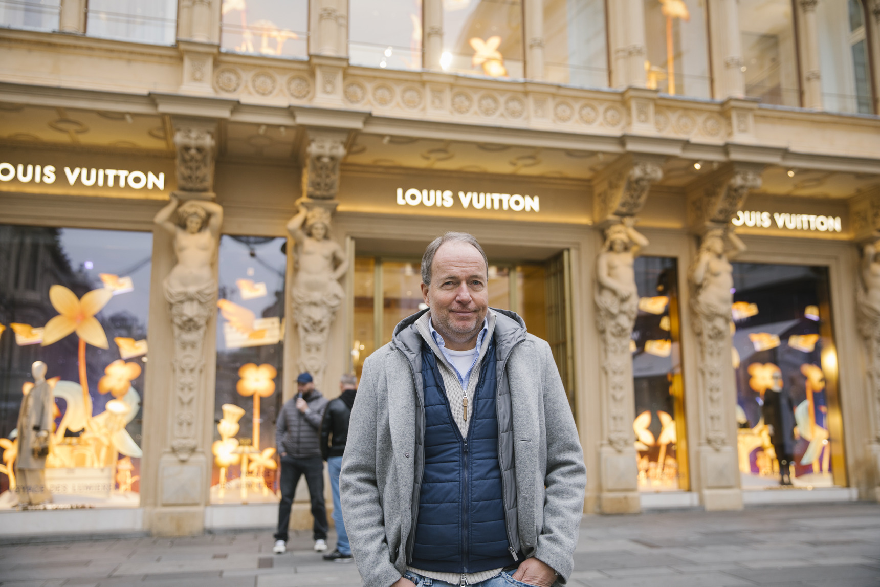Bernhard Kloucek vor einem Lois Vuitton