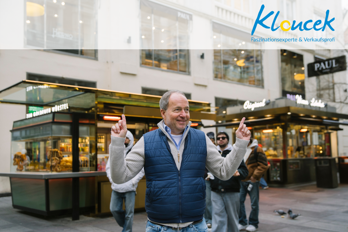 Bernhard Kloucek steht auf einem Wiener Würtelstand