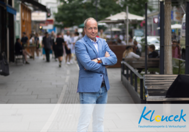 Bernhard auf einer Einkausstraße in Wien