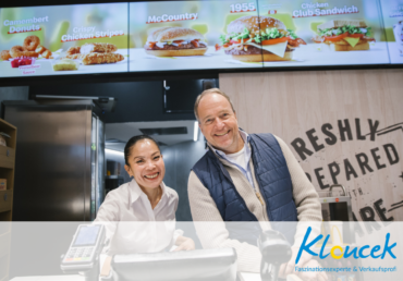 Bernhard kloucek mit einer mitarbeiterin von McDonalds